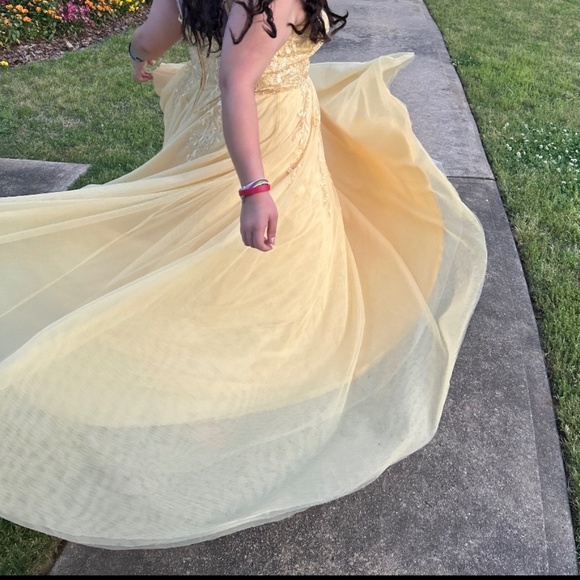 Yellow prom dress don’t need it anymore - Picture 2 of 3